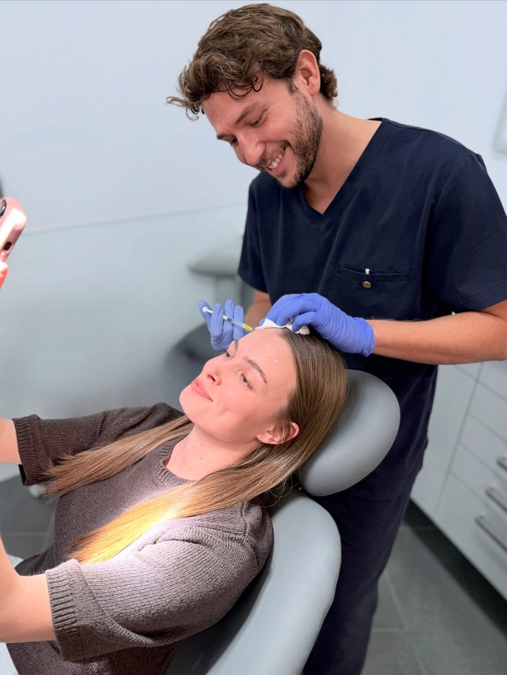 Dr. Pablo Vaquero realizando un tratamiento de estética facial a una paciente
